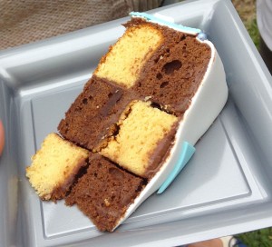 Part de gateau pour baby shower a damier